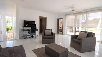 Villa (3 Bedrooms) | Sala de estar | Televisión