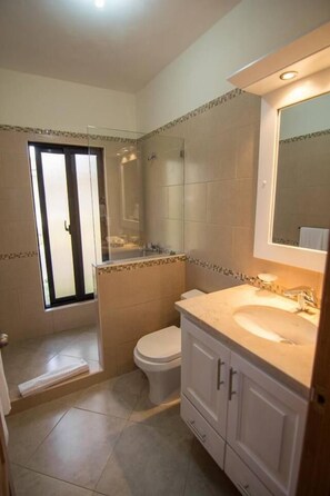 Villa (2 Bedrooms) | Baño | Tina y toallas 