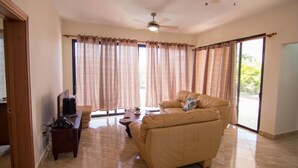 วิลล่า (2 Bedrooms) | ห้องนั่งเล่น | ทีวี