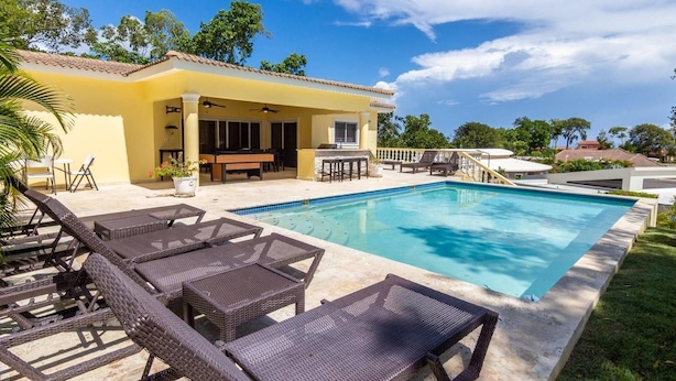 A pool area with lounge chairs and a covered seating area. - Private and Spacious 5 Bedroom Villa (Sosúa)