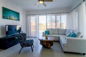 Villa (2 Bedrooms) | Wohnzimmer | Fernseher