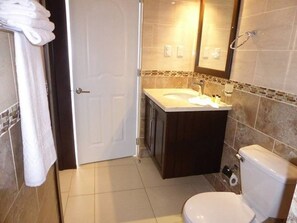 Villa (3 Bedrooms) | Badezimmer