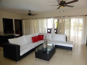Villa (3 Bedrooms) | Wohnzimmer | Fernseher, Stereoanlage