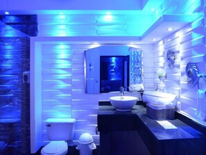 A modern bathroom with a large bathtub, two sinks, and a toilet. - Luxury 14 Bedroom Villa Walking to Clubs/beaches! (Sosúa)