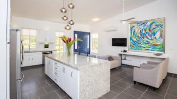 Nhà (3 Bedrooms) | Bếp riêng | Tủ lạnh, lò nướng, bếp nấu, máy rửa bát