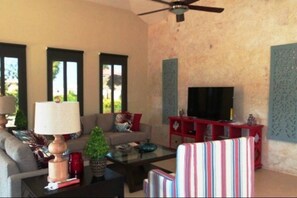 Vila (2 Bedrooms) | Sala de estar | TV