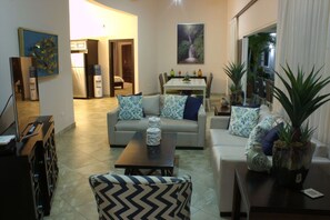 Villa (6 Bedrooms) | Wohnzimmer | Fernseher