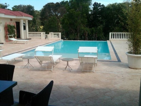 Ulkouima-allas, ääretön uima-allas, aurinkotuoleja