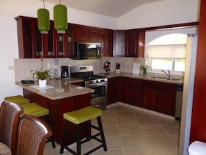 Huvila (6 Bedrooms) | Yksityinen keittiö | Uuni, liesi, espressokone, keittoastiat/astiat/ruokailuvälineet