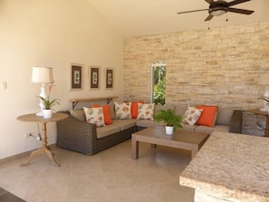 Huvila (6 Bedrooms) | Olohuone | Televisio