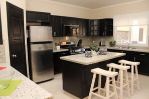 Villa (3 Bedrooms) | Cuisine privée | Un four, surface de cuisson, cafétière à espresso