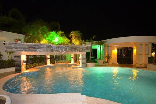 حمّام سباحة خارجي