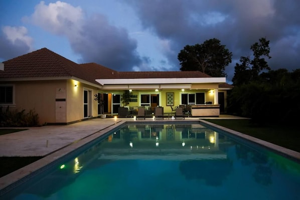Outdoor pool, an infinity pool