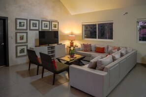 Villa (3 Bedrooms) | Wohnzimmer | Fernseher