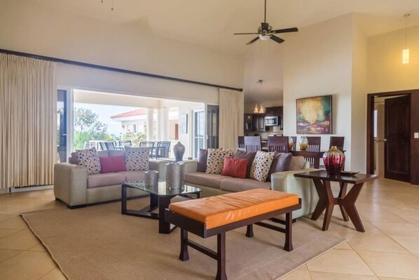 别墅 (3 Bedrooms) | 3 多间卧室、熨斗/熨衣板、WiFi、床单