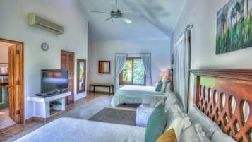 House (4 Bedrooms) | Living room | TV