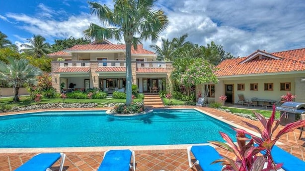 A two-story house with a swimming pool, surrounded by palm trees and a garden. - Villa Jardin Paraiso Cabarete Villa Near the Beach (Cabarete)