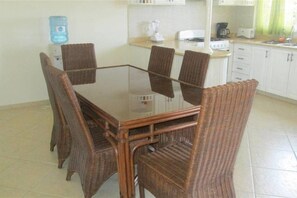 Villa | Cocina privada | Refrigerador, microondas, horno y tostadora 