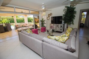 Villa (6 Bedrooms) | Sala de estar | Televisión y estéreo