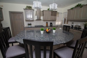 Villa (6 Bedrooms) | Cocina privada | Refrigerador, horno, parrilla de estufa y cafetera de espresso