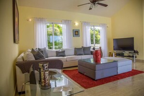 Villa (4 Bedrooms) | Oppholdsrom | TV