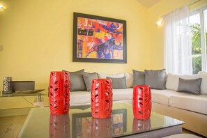 Villa (4 Bedrooms) | Oppholdsrom | TV