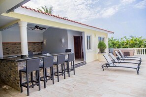 Villa (4 Bedrooms) | Balcon
