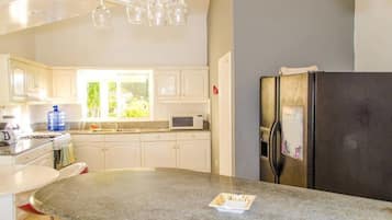Villa (5 Bedrooms) | Cocina privada | Horno, parrilla de estufa, cafetera de espresso y utensilios de cocina