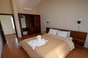 Villa (4 Bedrooms) | 4 chambres, fer et planche à repasser, Wi-Fi, literie fournie