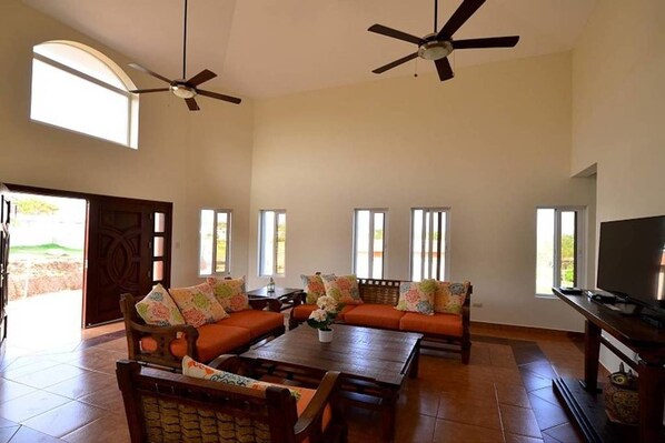 Villa (4 Bedrooms) | Salle de séjour | Téléviseur
