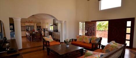 Villa (4 Bedrooms) | Wohnzimmer | Fernseher