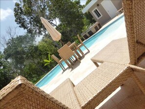 Una piscina al aire libre
