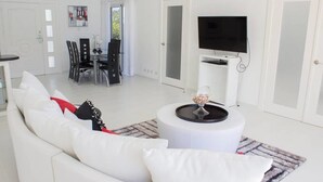 วิลล่า (2 Bedrooms) | ห้องนั่งเล่น | ทีวี
