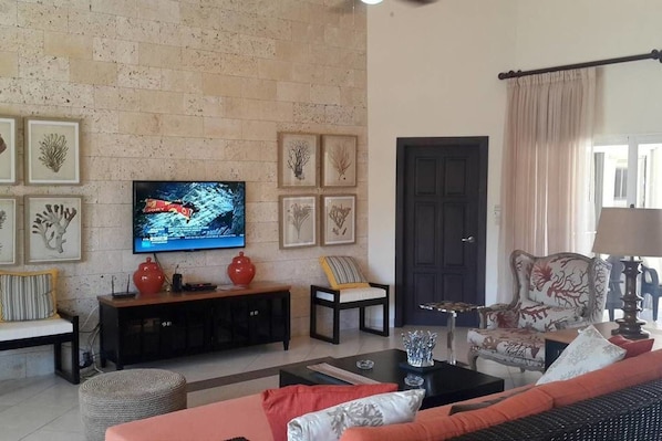 Villa (6 Bedrooms) | Living room