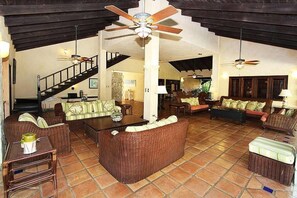 House (4 Bedrooms) | Living room