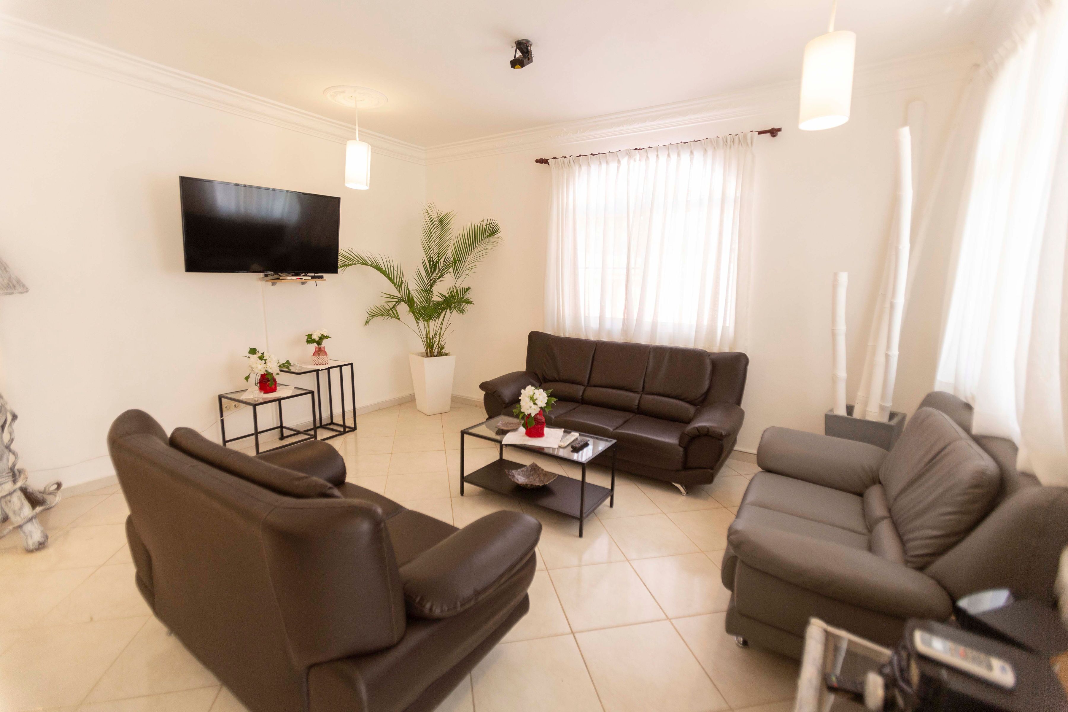 Villa (6 Bedrooms) | Living area | 42-inch TV with cable channels