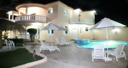 Private 6 Bedroom Villa Great for Parties
