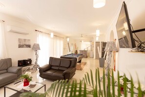 Villa (6 Bedrooms) | Living area | 42-inch TV with cable channels