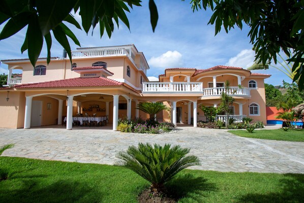 Exterior - Private 6 Bedroom Villa Great for Parties (Sosúa)