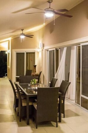 Villa (4 Bedrooms) | Wohnzimmer | Fernseher