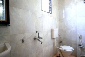 Economy-Doppelzimmer | Badezimmer