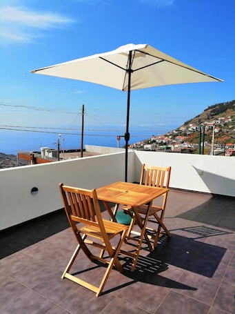 Outdoor dining. Lugar da Ribeira House