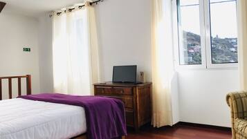 1 quarto, ferros/tábuas de passar roupa, berço de viagem