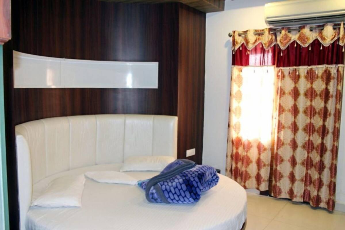 Ein Bett mit Kopfstütze, Kissen und Decke.