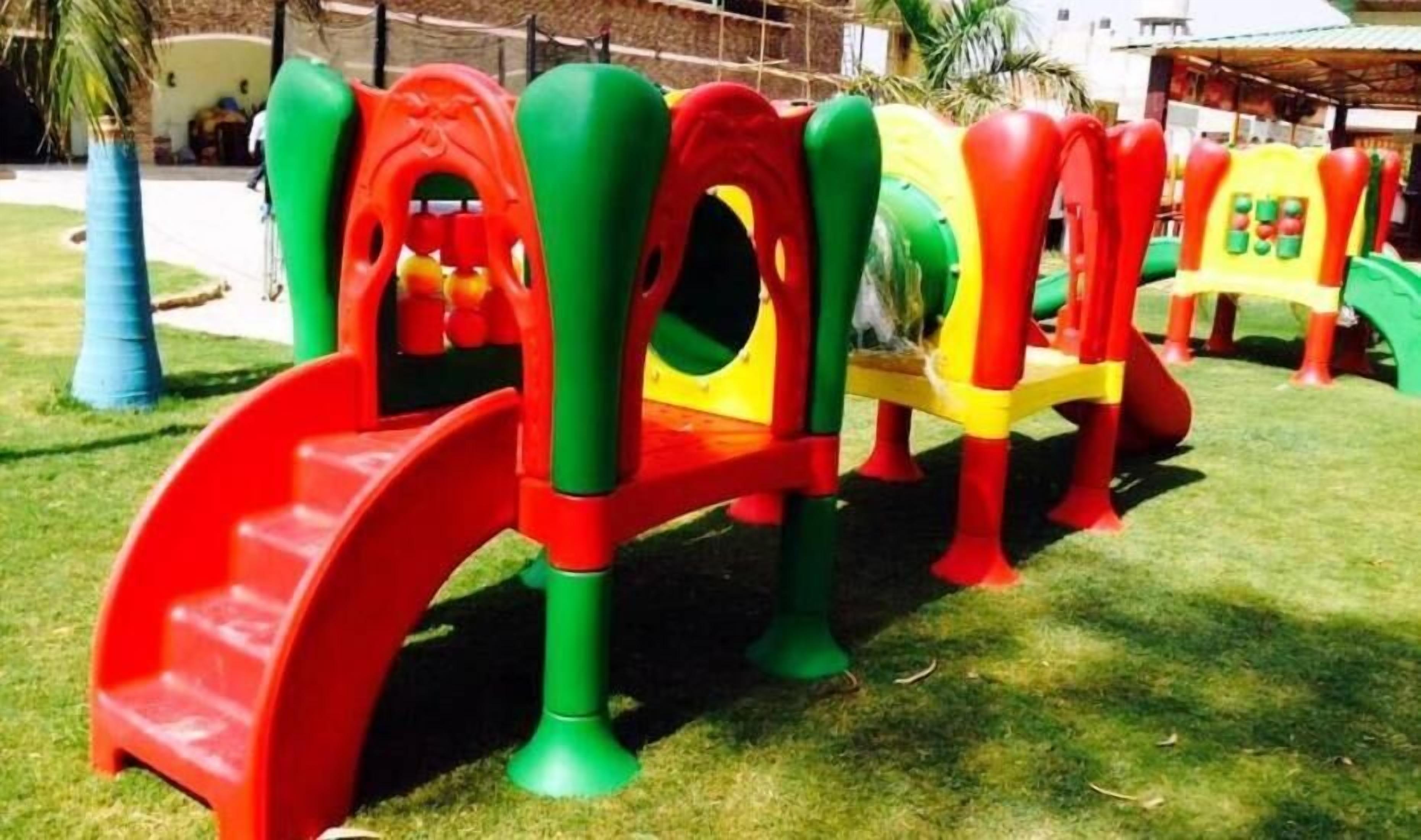 Un parque infantil con estructuras de juego coloridas.