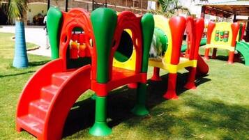 Un parque infantil con estructuras de juego coloridas.
