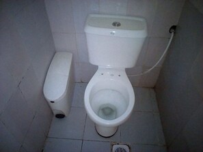 Double Room | Bathroom | Shower, free toiletries, slippers, towels - The Hide-Out Guest House (Ruiru)