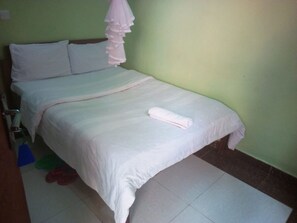 Double Room | Desk, free WiFi, bed sheets - The Hide-Out Guest House (Ruiru)