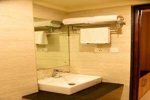 Shower, towels - Hotel RK Gardenia (Anekal)