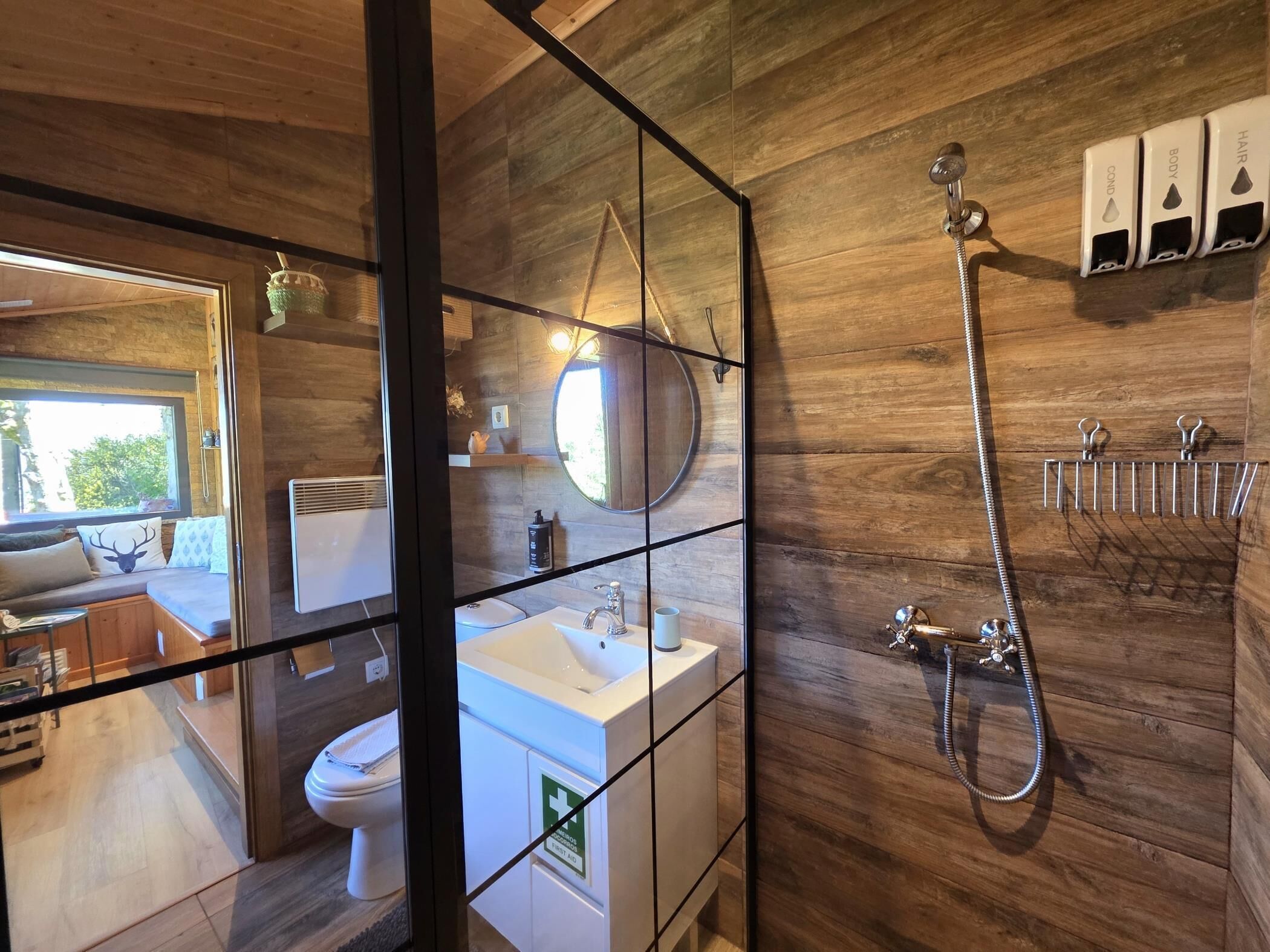 Douche, sèche-cheveux, serviettes fournies